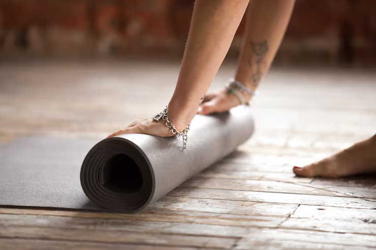Persona realizando una postura tranquila de yoga en un ambiente sereno
